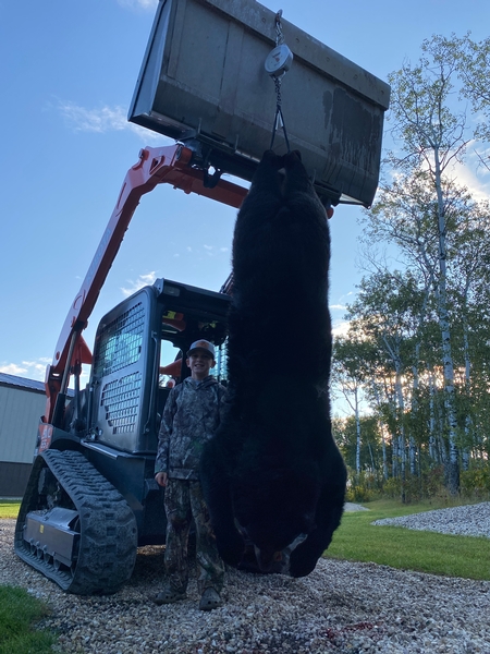 12 year old shoots 525 lb. bear